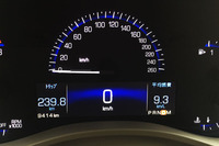 現在の燃費は、納車以来の総平均だと9.3km/リッター。では、高速道路を一定速度で巡航すると、どれくらいになる？　次回のリポートをお楽しみに。