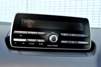 「セグメント液晶オーディオディスプレイ」のアップ。コネクティビティーシステム「マツダ コネクト」が省かれるので、コントローラーの「コマンダーコントロール」も用意されない。