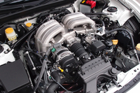 2リッター水平対向4気筒エンジンは、吸排気系をチューン。最高出力、最大トルクともに、ノーマル車よりもアップした。