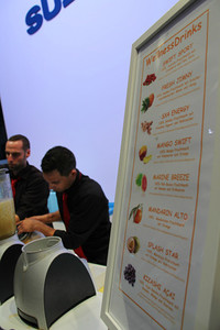 【写真11】デパ地下をほうふつとさせるスズキのフレッシュジュースのスタンド。