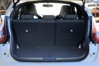 ラゲッジルームはベース車と共通。後席は6：4の分割可倒式となっている。（写真をクリックすると、シートの倒れる様子が見られます）
    