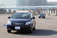 試乗会当日に行われた、二つのタイヤの転がり抵抗比較テスト。1回だけのテストではあるが、「DNA ECOS」の49.2mに対し、「BluEarth-1 AAAspec」は85.0mと大きく差がついた。