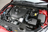 1.5リッターディーゼルエンジン「SKYACTIV-D 1.5」の最高出力は105ps。最大トルクはデミオ用より強力な27.5kgmとされる。