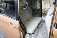 後席は広さはもちろん、乗り降りのしやすさも特徴。高さ1230mm、幅580mmという開口部の広さに加え、340mmという低いステップ高が乗降性の良さに寄与している。