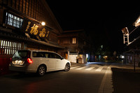 夕方6時伊勢に到着。伊勢神宮内宮の「おはらい町通り」にある赤福本店前で。