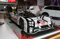 会場の中央にはレーシングカーの「ポルシェ919ハイブリッド」が展示されている。