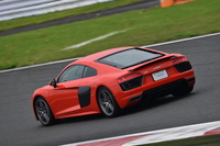 ベースグレードの「V10」には可動式のリアスポイラーが装備されている。車速が120km/hを超えると自動で起き上がり、35km/h以下になると格納される。