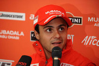 予選では5位と沈み、レースではハミルトン、そしてピットアウト後のセバスチャン・ブルデーと接触するなどミスをおかし、しかしブルデーがペナルティを受けたことで結果7位2点を獲得できたフェリッペ・マッサ。レース後、不満や言い訳を記者団にもらした。ハミルトンとのポイント差は5点である。（写真＝Ferrari）
