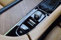 イグニッションスイッチと、走行モードの切り替えダイヤルは、センターコンソールの後方に備えられている。