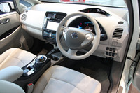 運転席まわりの様子。二段式のメーターや、電子制御式のシフトノブが特徴的。