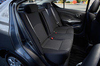 後席のニースペースは十分な広さが確保されている。