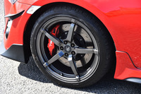 タイヤは225/40R18サイズの「ブリヂストン・ポテンザS001」。18インチ×8Jの鍛造アルミホイールが組み合わされる。
    