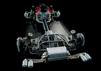 スチール製のフロアパネルとトランスアクスル・レイアウトがわかる。4輪ダブル・ウィッシュボーン・サスペンンションは前後ともサブフレームを介してマウントされるが、過大なコンプライアンスを感じさせないのは流石だ。