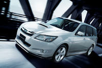 「スバル・エクシーガ2.0GT-S EyeSight」（ディーラーオプション装着車）
    