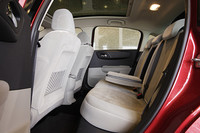 オプションで選択できるレザーシートは、ブラックに加え、新たにラマと呼ばれるホワイト系が選べるようになった。