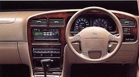 インパネも全面的に変更され、ブラウン系の樹脂ベースに木目化粧版貼りと、外観同様“オヤジ度”が上昇。しかしデュアルSRSエアバックが標準装備され、オプションでナビゲーションも装着可能となるなど、内容的にはアップデートされていた。