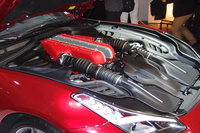 フロントに縦置きされる、自然吸気の12気筒エンジン。最高出力690ps、最大トルク71.1kgmを発生する。