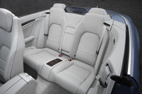 リアシートは、大人でも十分に乗れる広さ。屋根を閉めたときの頭上まわりの空間もしっかり確保されている。