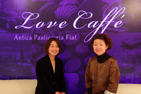 写真に見られるLove Cafféの内装は、フェア期間中の限定仕様。手前は左から、トークショーを行った白木朋子さんとバイヤーみりさん。
    
