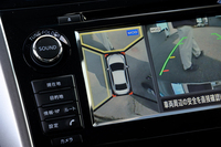 純正ナビのアラウンドビューモニターには、MOD（移動物検知）機能を採用。車両付近に歩行者や自転車などが接近すると、警告表示やブザーなどで知らせてくれる。
    