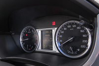 マルチインフォメーションディスプレイ付きの2眼メーター。自発光式で、照明の明るさは7段階で調整できる。