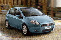 「フィアット・グランデプント」
「フィアット・プント」の3代目として、2005年に発表された。小型車なのに、このモデルから「大きな（グランデ）」プントと名付けられている。この映画では、クルーニーを狙う暗殺者が乗っていた。カーチェイスシーンでは、スクーターに乗るクルーニーにあっけなく追いつかれてしまった。
