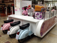 【写真7】英国でチェーン展開中のジェラート店の椅子はベスパ。なお、店名の「ジョーデルッチ」は、ハーゲンダッツ同様、創作である。