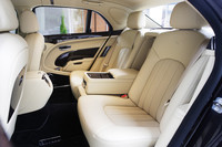 こちらはリアシート。ベンチレーションやマッサージの機能をオプション（45万4100円）で追加することもできる。