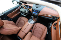 革をふんだんに用いた瀟洒（しょうしゃ）なインテリアはマセラティのみどころのひとつ。その特徴は「レヴァンテ」にも受け継がれている。