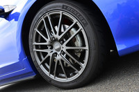 17インチの鍛造アルミホイールに組み合わされるのは、ダンロップの「DIREZZA ZII」（前後とも205/45R17）。サスペンションやブレーキも専用品がおごられる。