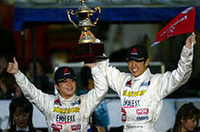 タイトル獲得に喜ぶ木下みつひろ（左）、柳田真孝（右）