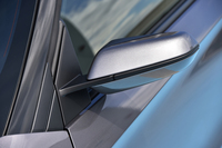 シャープな形状が目を引く、「S660」のドアミラー。前身となったコンセプトモデル「S660コンセプト」のデザインを再現したものとされる。
    