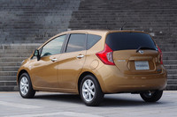 リアビュー。「フェアレディZ」や「ジューク」などにも見られるブーメラン型のランプが採用される。