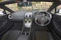 インパネのデザインは従来の流れをくむものだが、センターパネルに“ガラスボタン”を用いたり、ユニークな形状の「One-77 レザーステアリングホイール」を採用したりと、随所がアップデートされている。