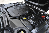 ルーツ式のツインボルテックス スーパーチャージャーで過給される「Fタイプ R クーペ」のV8エンジン。550ps、69.3kgmを発生する。