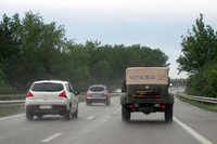 フランス・バランシェンヌ付近で。前を行くレトロ軍用車には、「左ハンドル」に加え、「NO SIGNAL」の文字が。