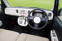 上級グレード「ミラココアプラスG」のインパネ。革巻ステアリングホイールが標準装備される。