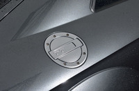 車体右側のリアに備わる、アルミニウム製のフィラーキャップ。初代「TT」をイメージしてデザインされたディテールだ。