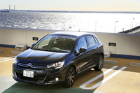 ボディーカラーにはテスト車に採用されていた「ブルー アンクル」を含め、全7色が用意されている。