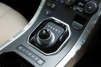 特徴的なダイヤル式のシフトセレクター。路面状況に応じて走行モードを選ぶ「テレインレスポンス」は、ダイヤル式ではなく、方向指示ボタンでモードを選ぶタイプとなっている。
    