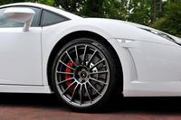 タイヤとブレーキのサイズは標準車と共通。フロントに8ピストンのブレーキキャリパーがおごられる。