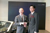 アウディジャパンのドミニク・ベッシュ社長（左）と、9月1日に社長に就任する大喜多寛氏。