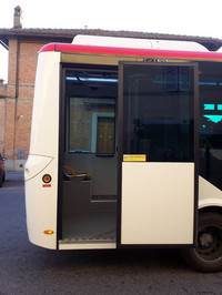 ドアは外側に開く。