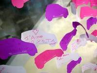 一角に設営された「iQ」寄せ書き。