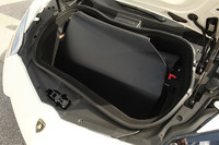 ルーフパネルは、中央部から左右2つに分割のうえ、フロントの荷室に収納できる。