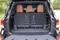 シートの格納は、3列目は左右跳ね上げ式、2列目はタンブルフォールディング式となっており、最大で奥行き1685mm、幅990mm、高さ1100mmの荷室スペースが得られる。（写真をクリックするとシートアレンジが見られます）