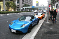 現在唯一の取り扱い車種となる「ロードスター」。0-100km/hを3.9秒で走り切る“スーパーカー”だ。フル充電での最大航続距離は394km。