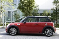 フロントエプロン／サイドスカート／リアエプロンは「JCWエアロ・ダイナミック・パッケージ」というオプションで装備されるもの。ちなみに値段は18万3750円。
