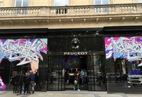 シャンゼリゼ通りで凱旋門に最も近い自動車ショールームとして、年間250万人の来場者を誇るプジョーアヴェニュー。ダルコ氏のアートは、多くの通行人の注目を浴びながら、2015年6月3日までウィンドウを飾った。
    ダルコ氏による制作風景のMovieはこちら
    