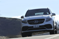 動力性能は0-100km/h加速が4.2秒で、最高速が250km/h（速度リミッター作動）。